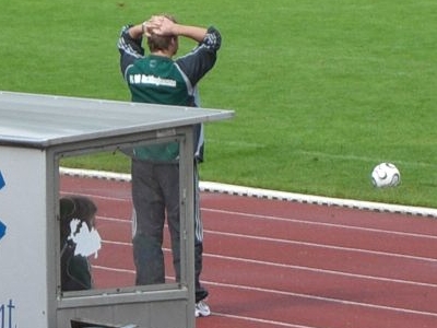 Trainer T.K. beim Haare_raufen