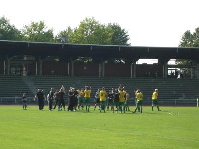 FC 96 und Betreuer feiern den 2:1-Erfolg
