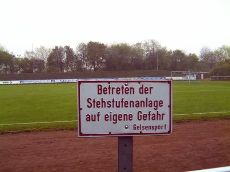 Gefahrenhinweisschild im Stadion des STV Horst Emscher