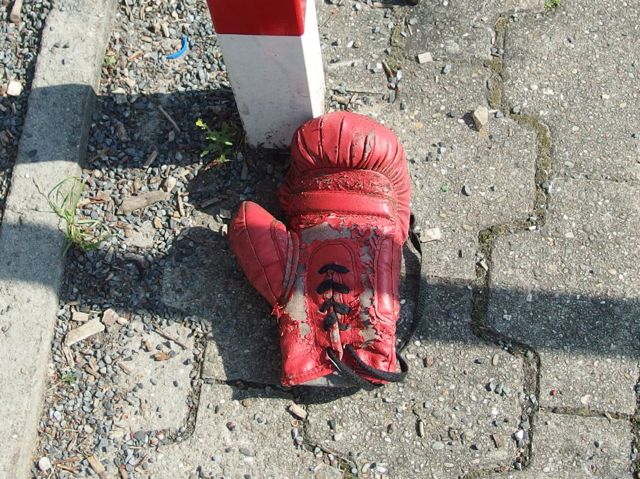 Boxhandschuh am ›Eingang‹ - WTF?!