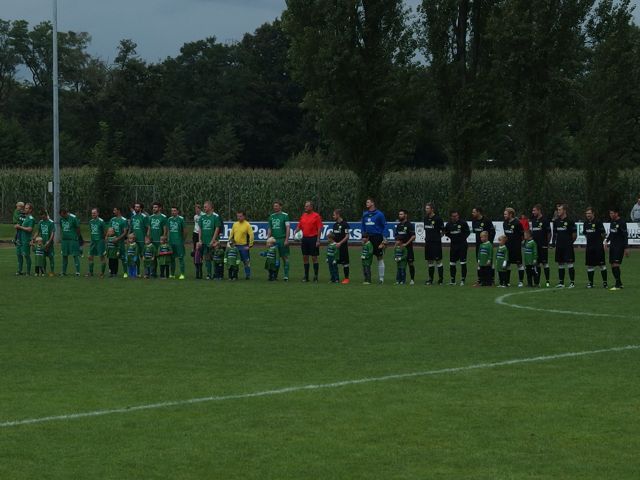 Einlauf Suderwich - FC 96 mit dörflichem Nachwuchs an der Patsche