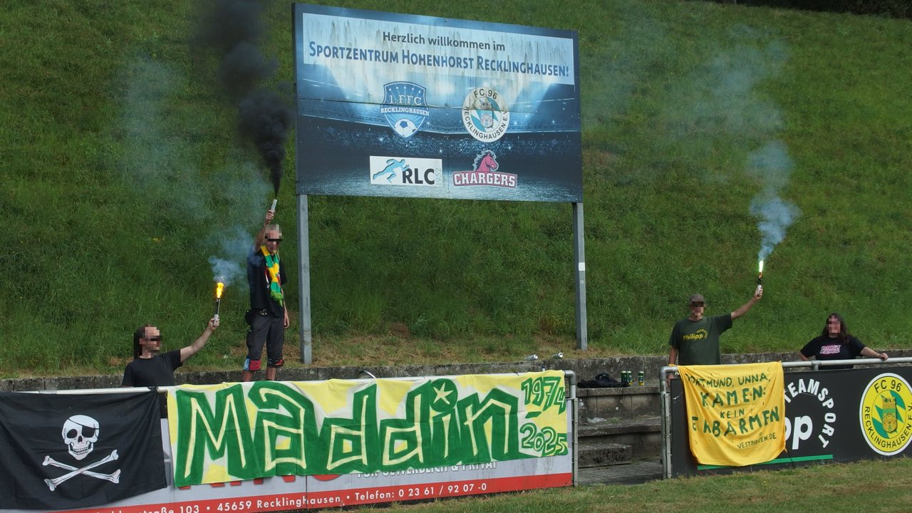 M.-Gedenkbanner wird mit schwarzer, grüner und gelber Pyro in der Halbzeit gebührend verabschiedet