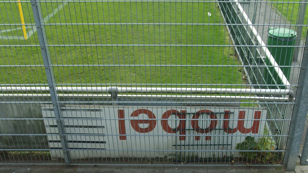 Kopfstehende »möbel«-Werbebande