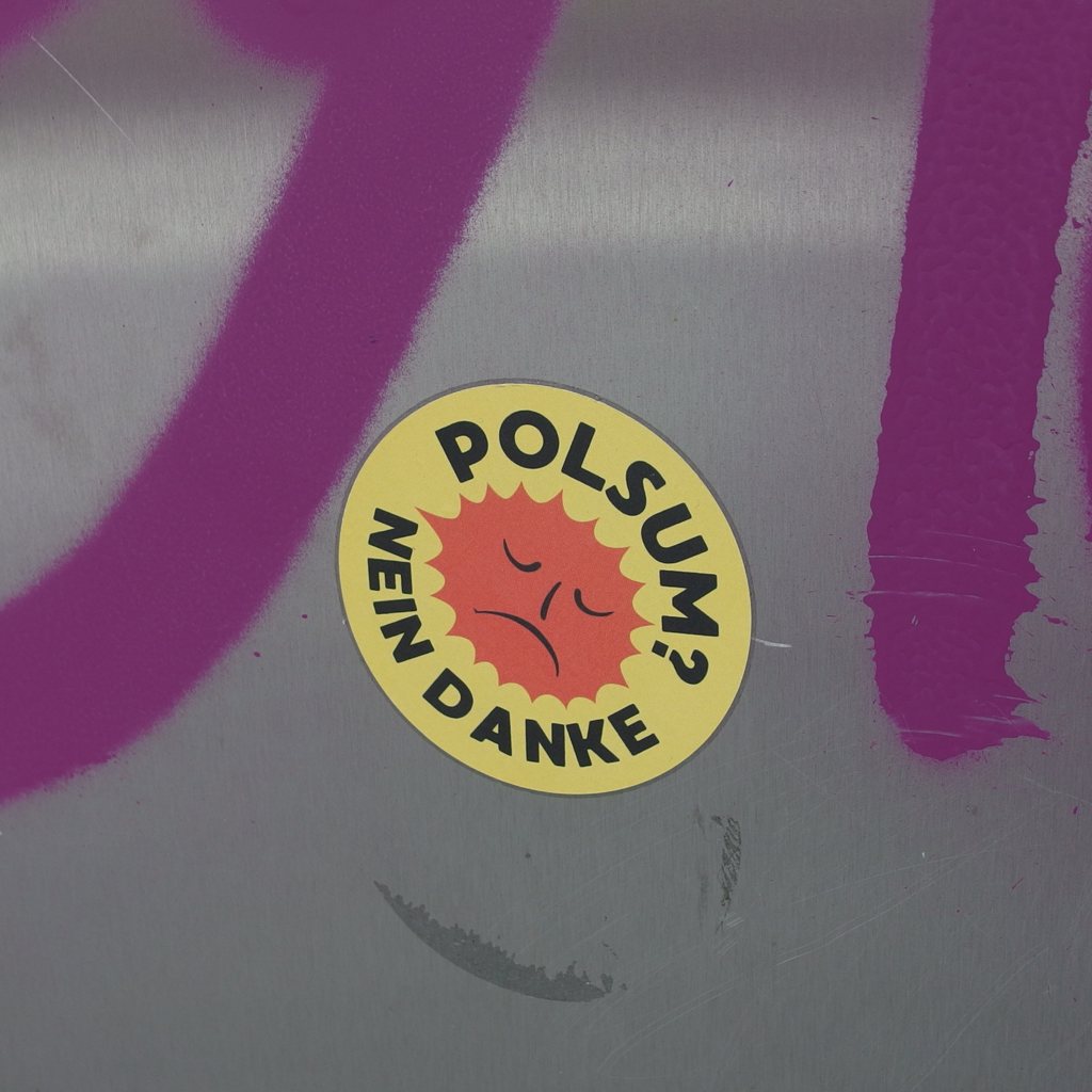 Freundlicher Empfang am Bahnhof Sinsen: »Polsum? Nein danke!«-Sticker