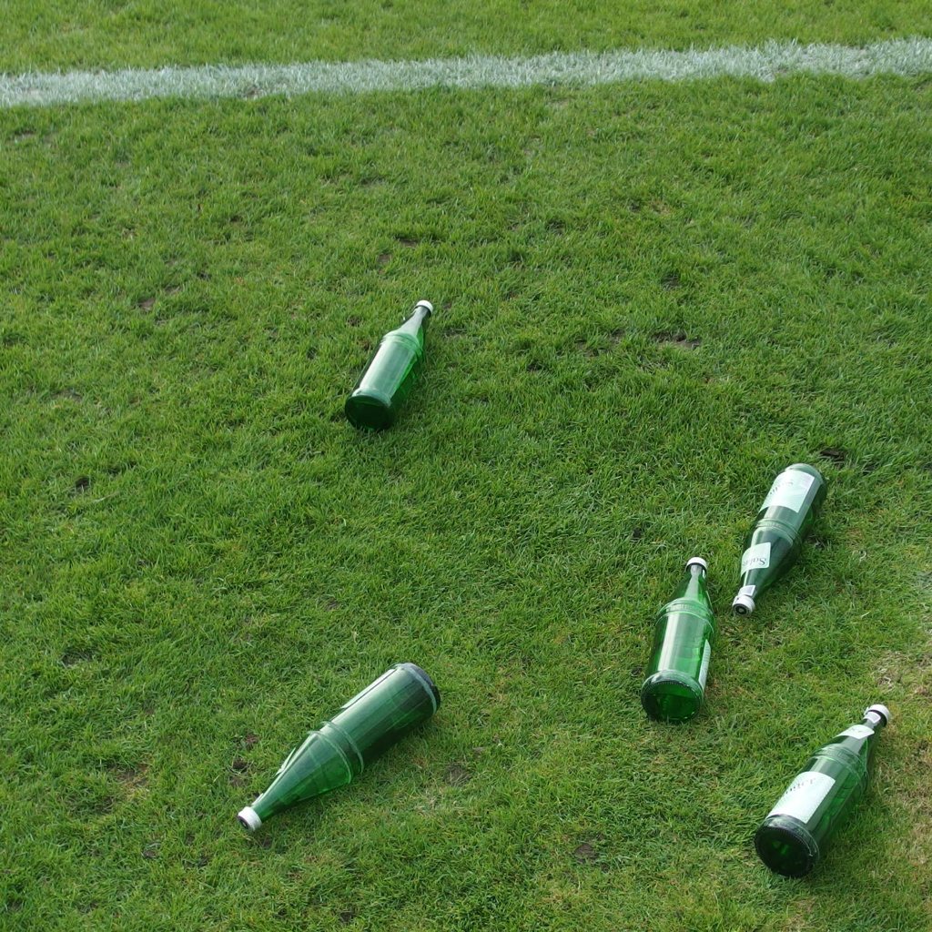 Leere Wasserflaschen an der Trainer-Bank des FC 96