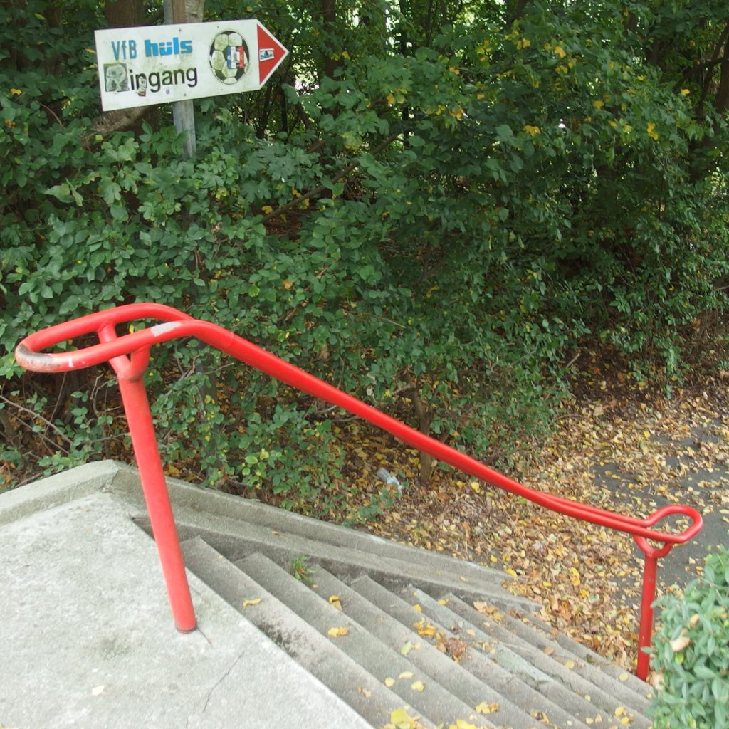 Abstieg zum geschlossenen Hinter-Eingang des Hülser grounds
