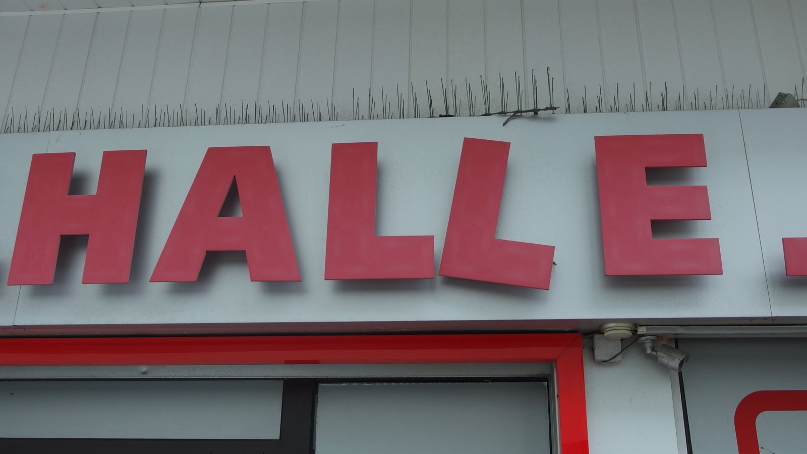 Super Symbolbild: »Halle«-Schriftzug mit schiefem L-Buchstabe