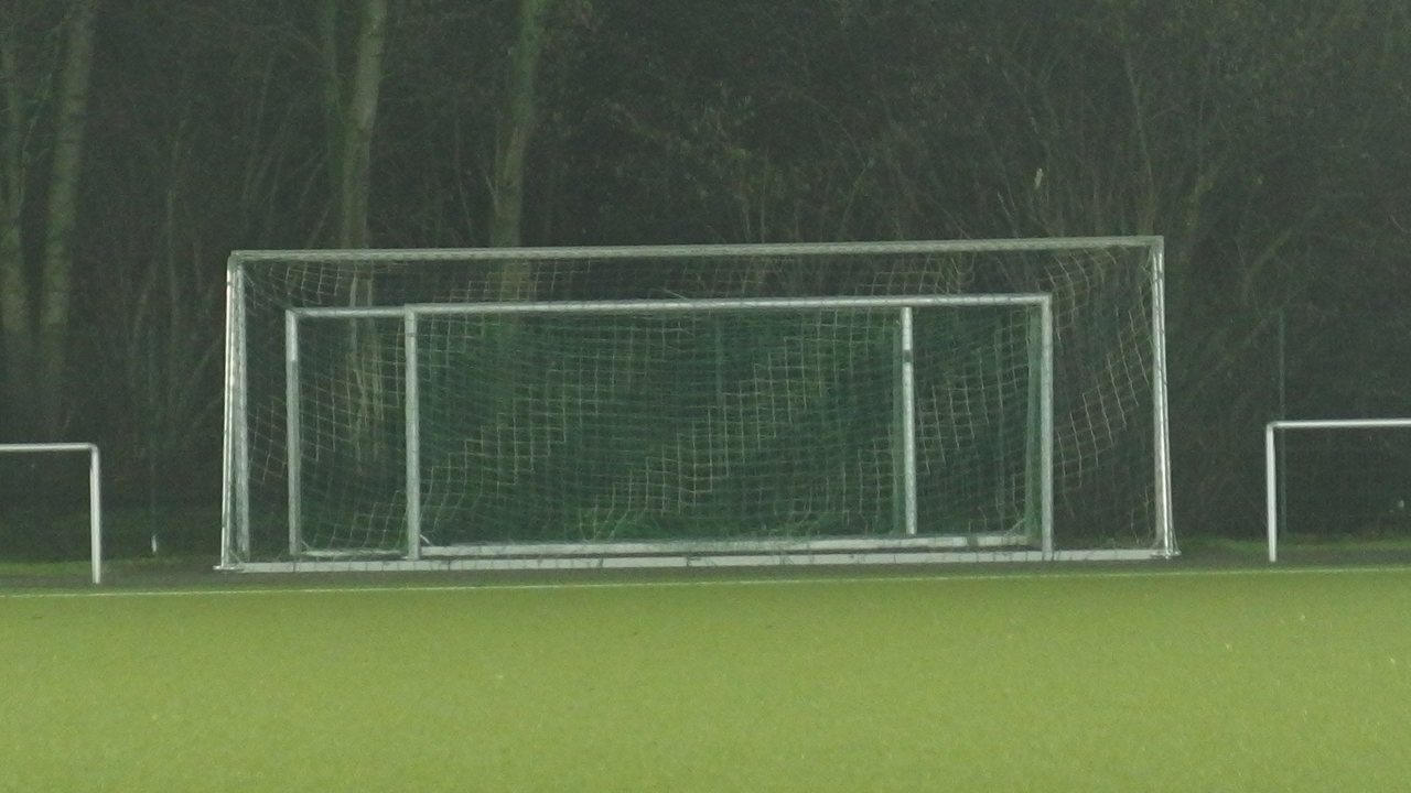 Drei ungenutzte Tore am Spielfeldrand, babuschka-like zusammen- bzw. ineinandergestellt