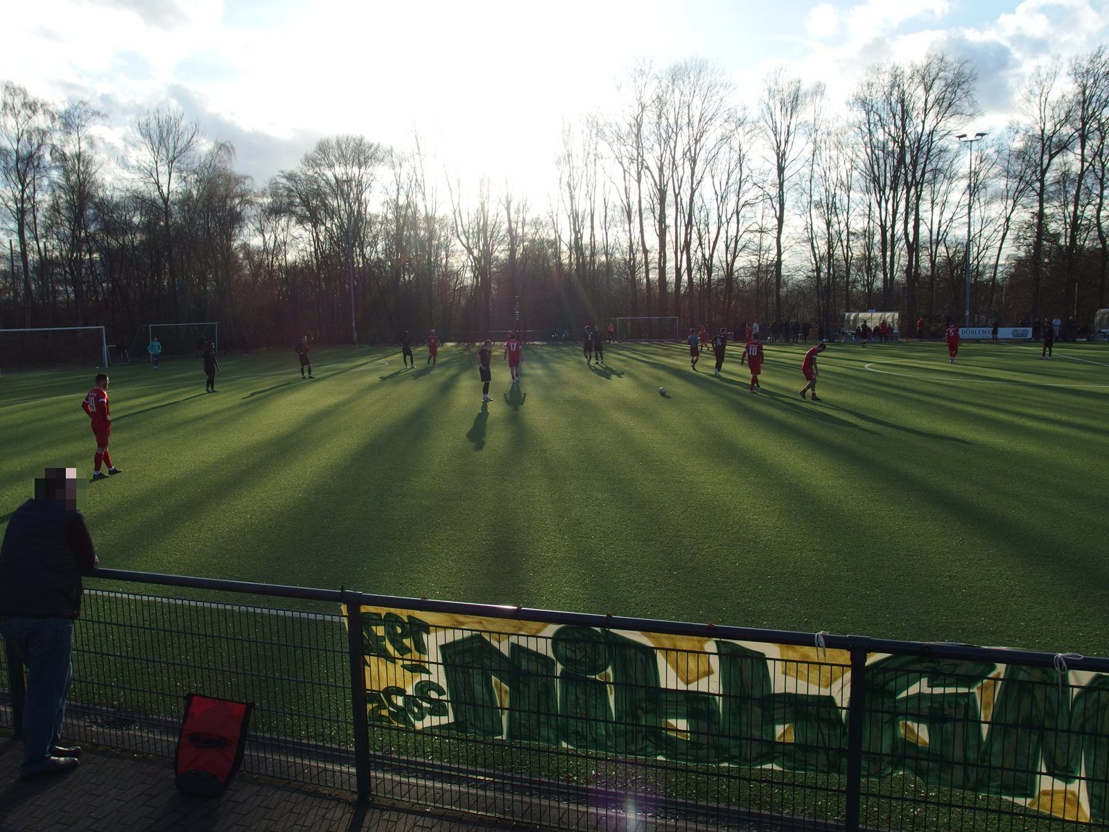 Schattenspiel auf Kunstrasen