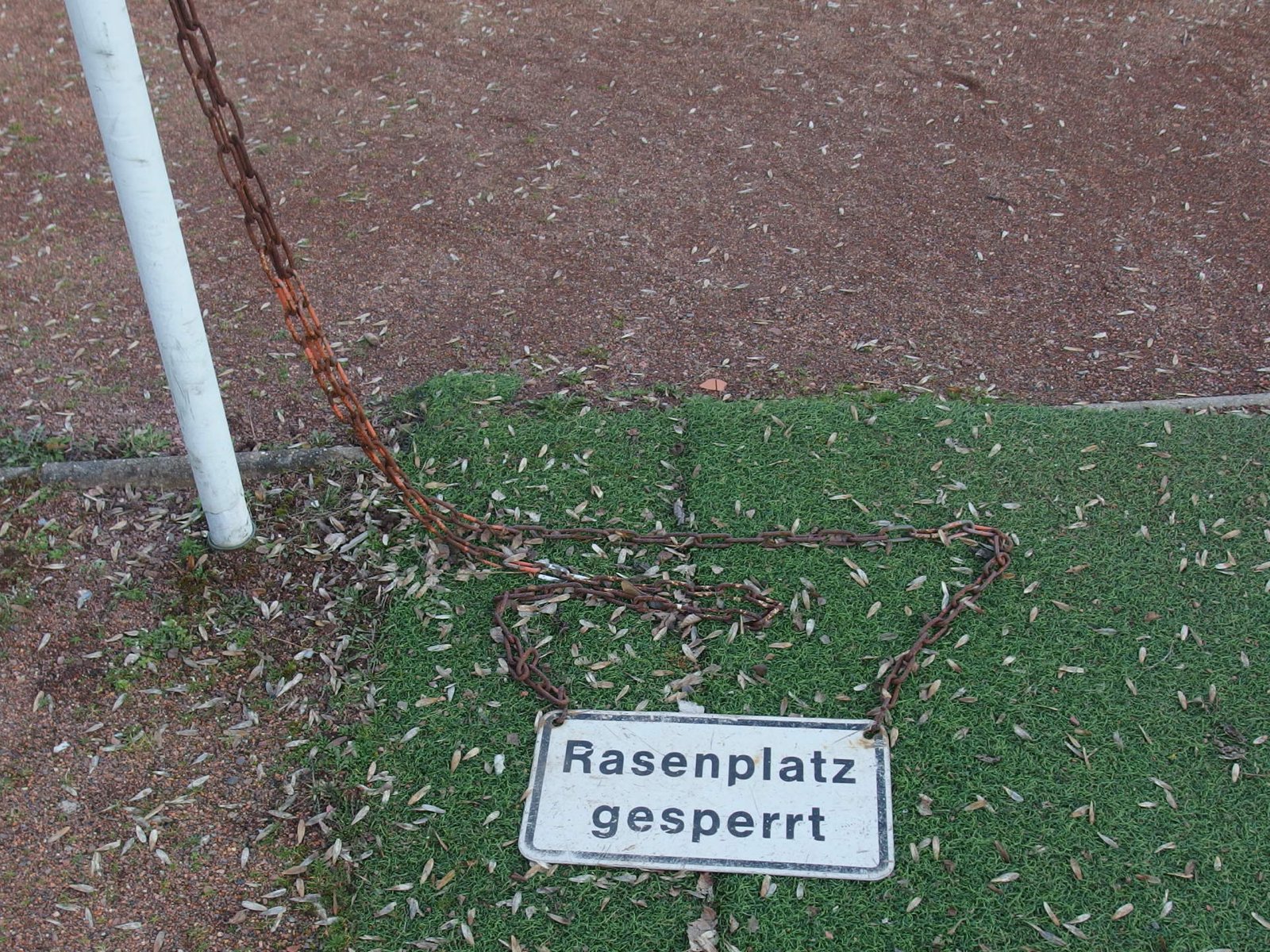 »Rasenplatz gesperrt«-Schild auf dem SSC RE-Platz