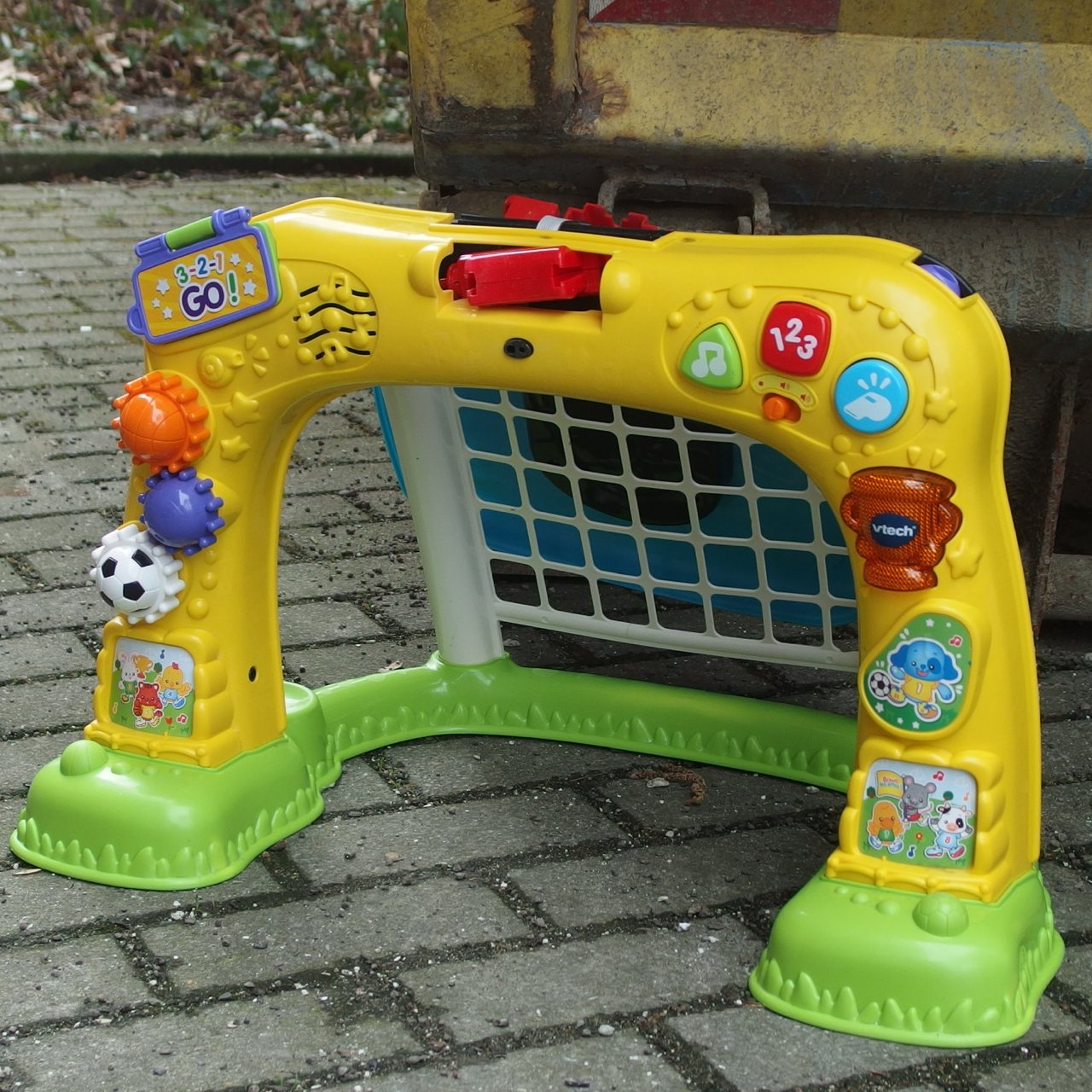 ausgedientes Spielzeug-Fußball-Tor