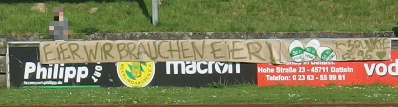 »Eier. Wir brauchen Eier!«-Tapete incl. ovaler Illustration auf der Hohenhorster Gegengerade