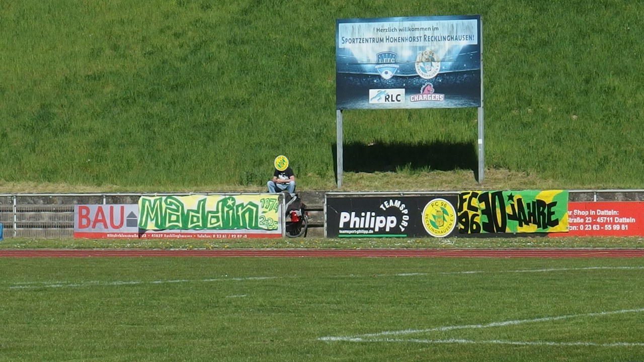 Maddin neben der 30-Jahre-Jubelums-Tapete