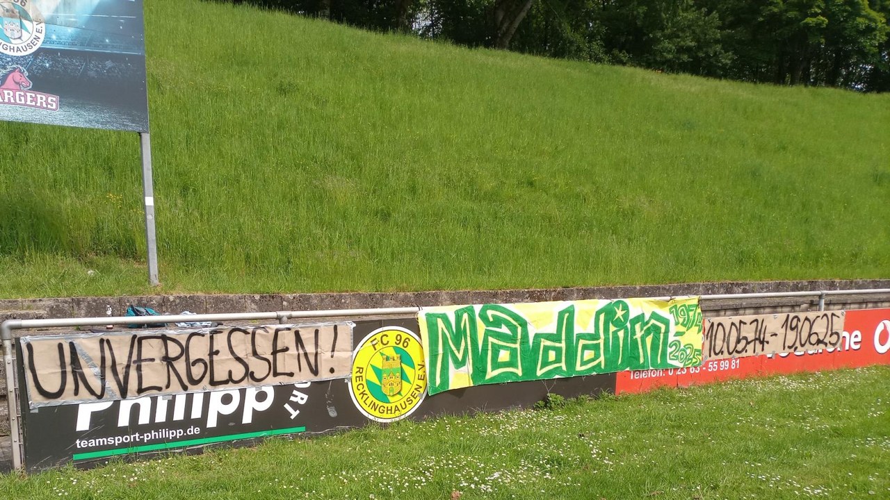 Maddin unvergessen-Installation auf der grünen Gegengerade