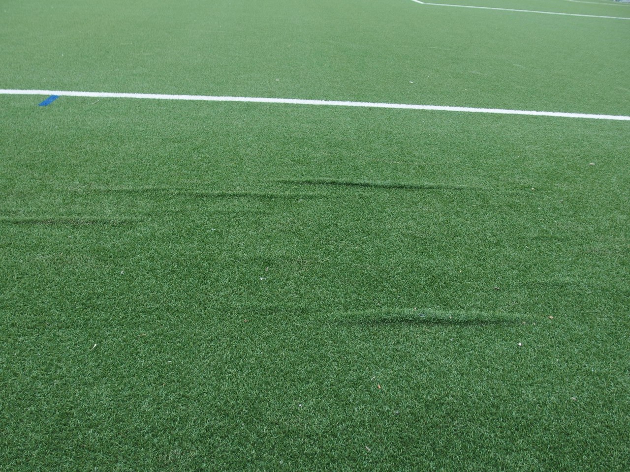 Kunstrasen-Teppich, am Spielrand etwas schlampig verlegt Kunstrasen-Teppich, am Spielrand etwas schlampig verlegt