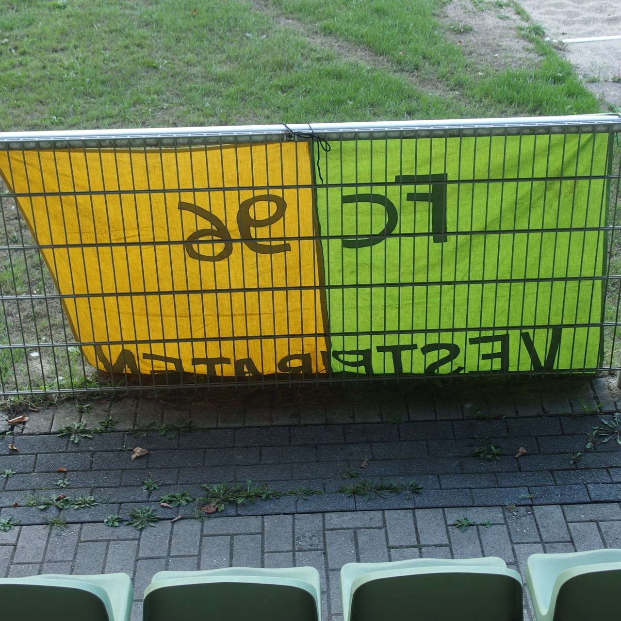 grün-gelbes FC 96 / Vestpiraten-Banner von Mitpirat U.